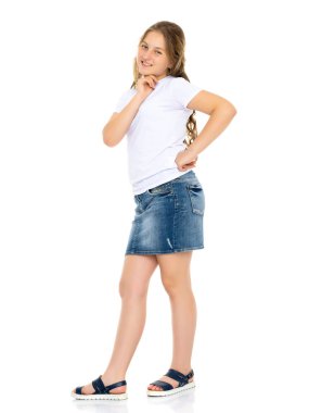 Onun boş beyaz t-shirt için işaret eden küçük okul kız.