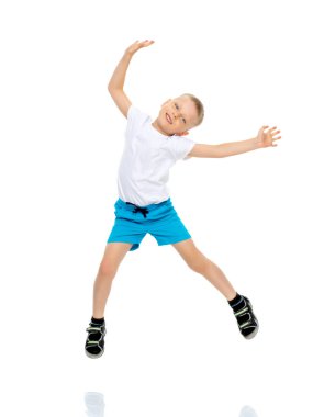 Küçük çocuk zıplıyor