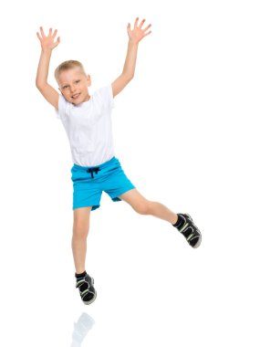 Küçük çocuk zıplıyor