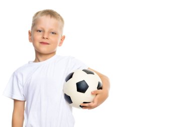 Küçük çocuk bir futbol topuyla oynuyor.