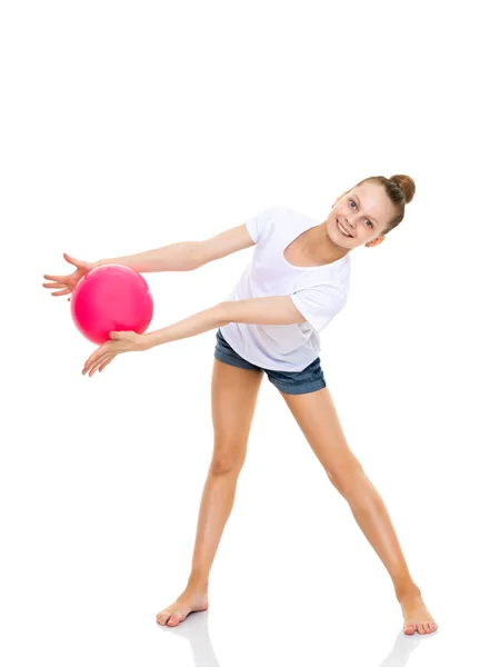 Chica gimnasta realiza ejercicios con la pelota. — Foto de Stock