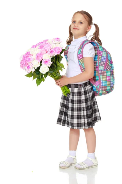 Kis lány iskolás a virágok — Stock Fotó