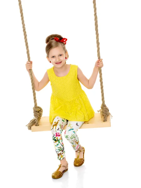 Veselá holčička houpat na houpačce. — Stock fotografie