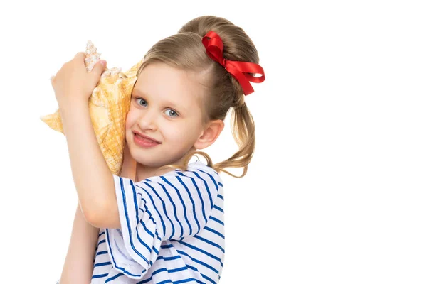 Kleines Mädchen mit Muschel — Stockfoto
