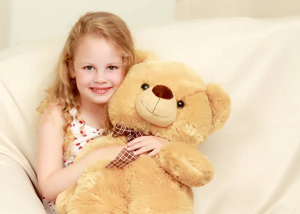 带着泰迪熊的小女孩 — 图库照片