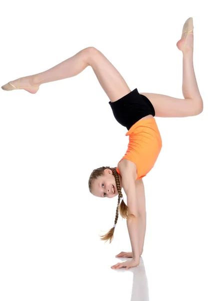 The gymnast performs a handstand with bent legs. — Stock Photo, Image
