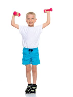 Küçük bir çocuk halter kaldırma.