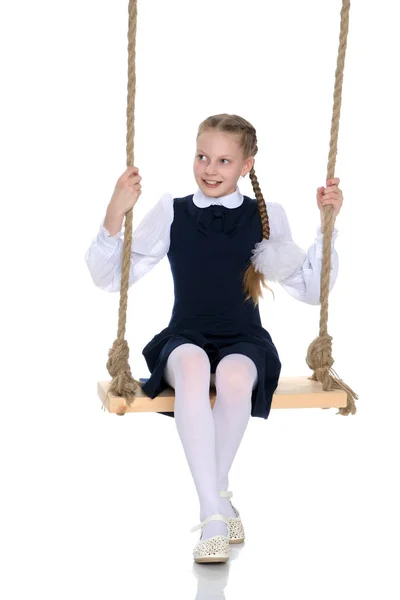 Menina balançando em um balanço — Fotografia de Stock