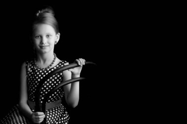 Siyah arka planda küçük bir kız