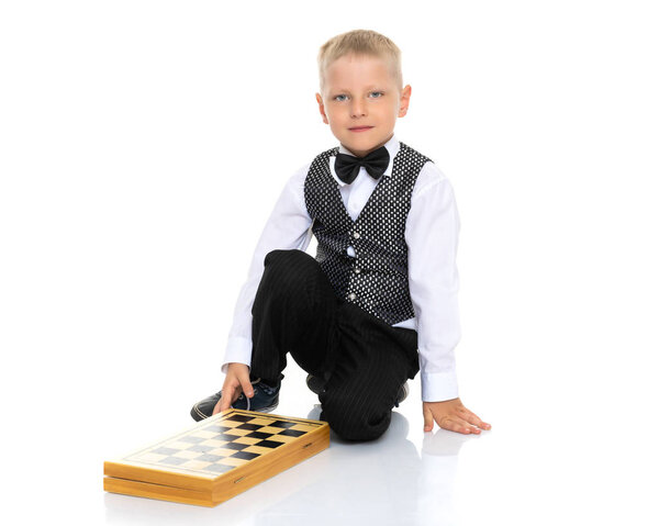 Мальчик играет в шахматы
