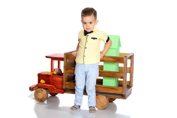 Un niño pequeño está jugando con un coche de juguete. —  Fotos de Stock