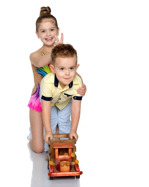 Erkek ve kız kardeş oyuncak bir arabayla oynuyorlar.. — Stok fotoğraf
