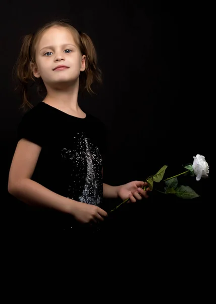 小女孩用她手中的一朵花. — 图库照片