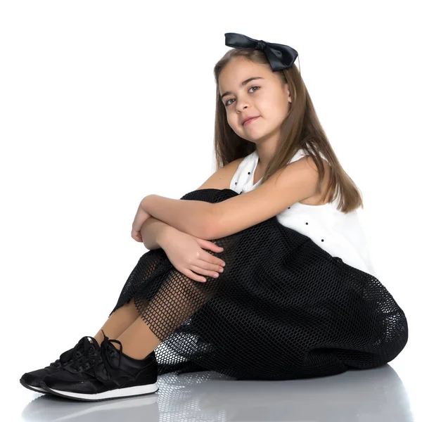 Nastoletni Dziewczyna siedzi na podłodze. — Zdjęcie stockowe