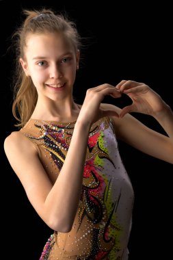 Siyah bir zemin üzerine kız jimnastikçi