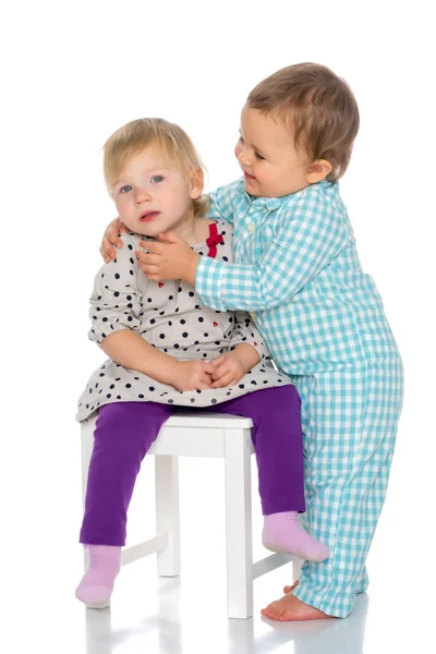 Bebés chicos y una chica lindo abrazo . —  Fotos de Stock