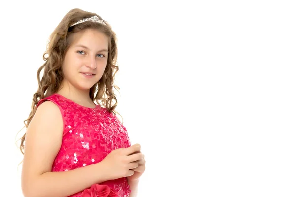 Een tienermeisje in een korte jurk. — Stockfoto