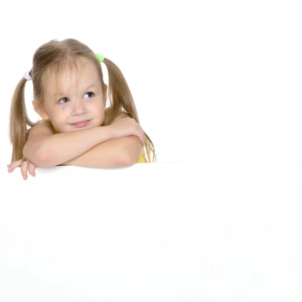 Denkt das kleine Mädchen. — Stockfoto