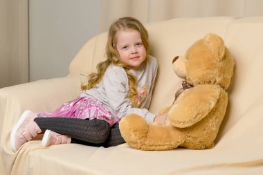 Oyuncak ayıyla küçük bir kız