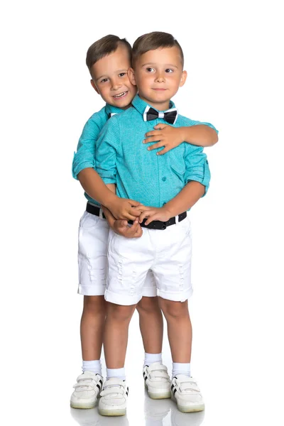 Два сумно близнюки хлопчика — стокове фото