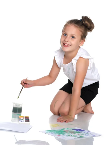 Malá holčička kreslí barvy na tělo — Stock fotografie