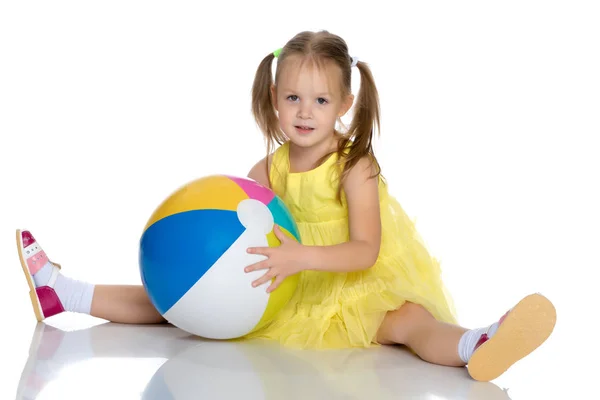 Niña está jugando con una pelota — Foto de Stock