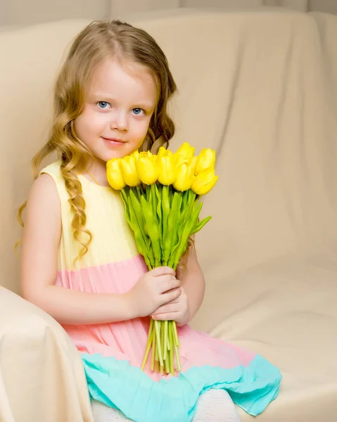 Linda menina da escola com cabelos longos e sedosos com um buquê de tulipas — Fotografia de Stock