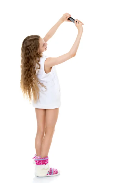 Schattig klein meisje maken selfie — Stockfoto
