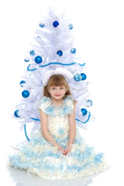 A menina na árvore de Natal . — Fotografia de Stock