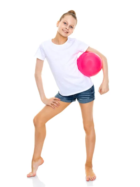 Klein meisje is bezig met fitness met een bal. — Stockfoto