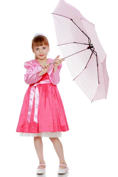 Menina loira com um guarda-chuva rosa . — Fotografia de Stock