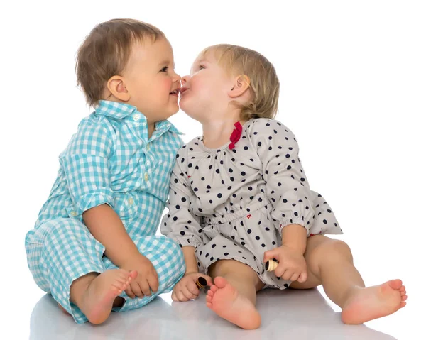 Bebés chicos y una chica lindo abrazo . — Foto de Stock