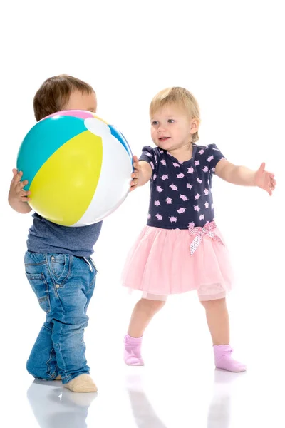 Toddler boy and girl playing with ball. — Stock Photo, Image