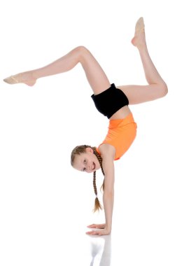 Jimnastikçi bükülmüş bacaklarıyla amuda kalkar..