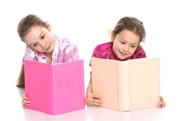 Zuster meisjes lezen een boek. — Stockfoto