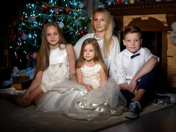 クリスマス ツリーの近くで子供と大きな幸せな家族. — ストック写真