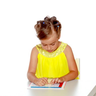 Küçük bir kız Montessori dersleri alıyor..