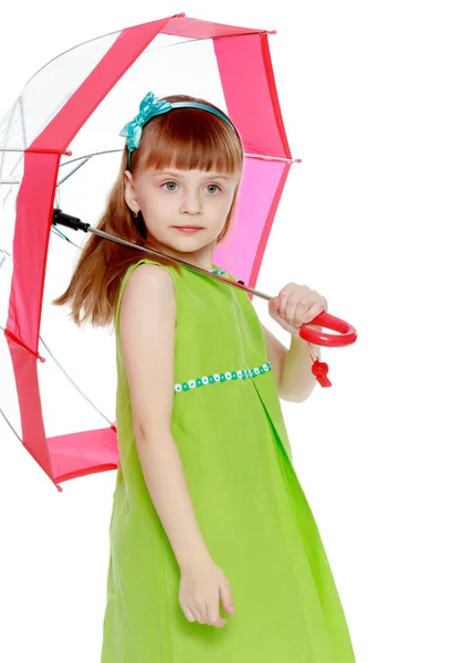 A menina fechada do sol e chuva sob um guarda-chuva vermelho . — Fotografia de Stock