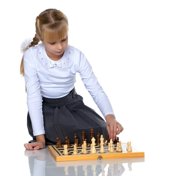 Satranç oynayan küçük kız — Stok fotoğraf