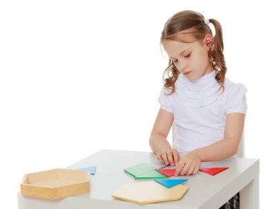 Küçük bir kız Montessori dersleri alıyor..