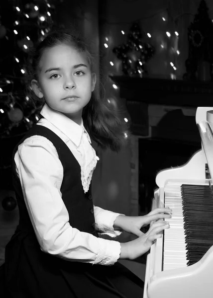 Menina toca piano, preto e branco foto . — Fotografia de Stock