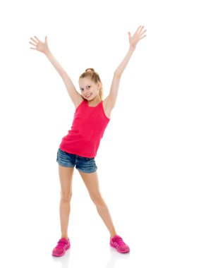 Neşeli küçük bir kız dans ediyor.