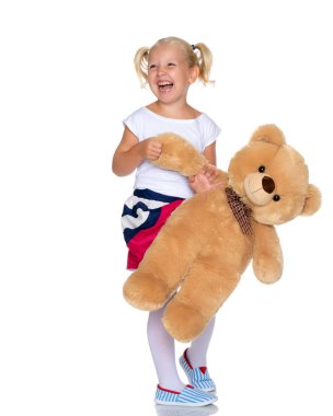 Oyuncak ayıyla küçük bir kız