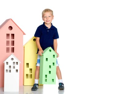 Küçük bir çocuk ile renkli evler oynuyor.