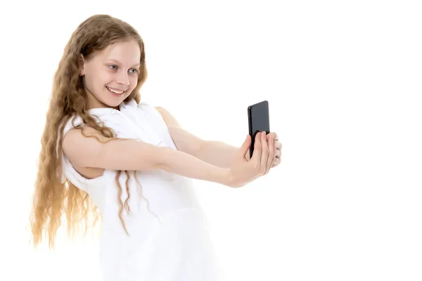 Söt liten flicka att göra selfie — Stockfoto