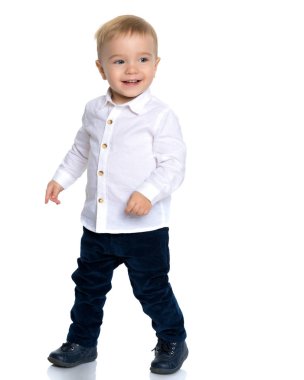 Küçük çocuk duygusal olarak kollarını sallıyor..