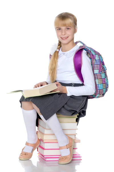 Petite fille avec un livre — Photo