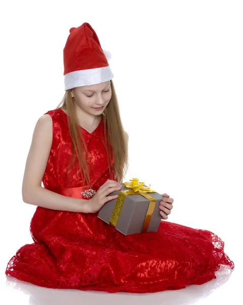 Κοριτσάκι με ένα δώρο — Φωτογραφία Αρχείου