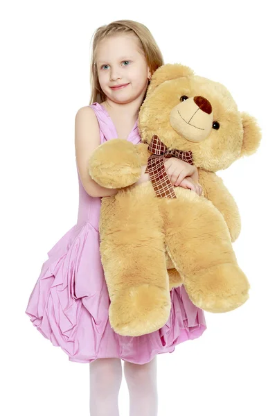 Όμορφο κοριτσάκι ηλικίας 5-6 χρόνια. Κρατά ένα μεγάλο αρκουδάκια bea — Φωτογραφία Αρχείου