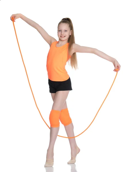 A girl gymnast performs exercises with a skipping rope. — Stock Photo, Image